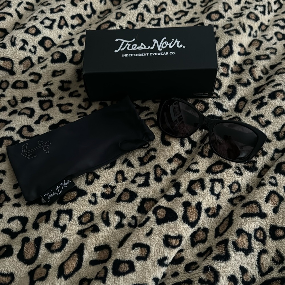 Tres Noir